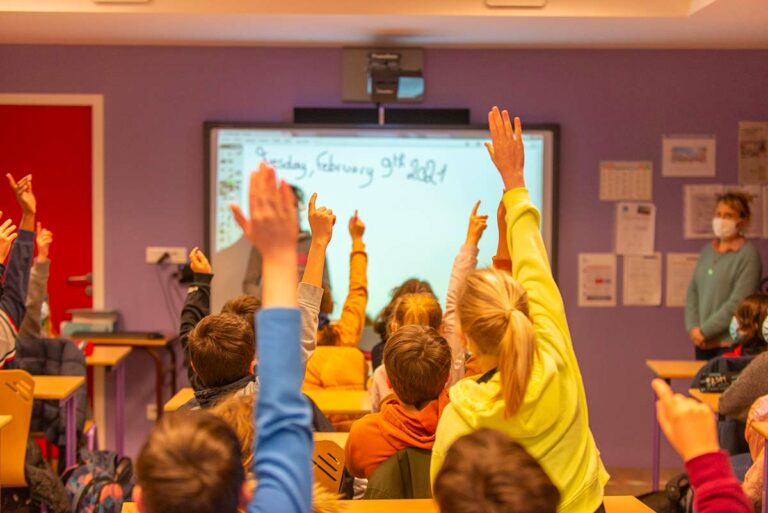 Classe Collège Saint Jo Arras élèves lever le doigt