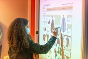 Collège Saint Jo Arras élève tableau rétroprojecteur