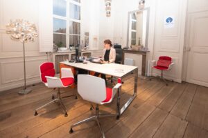 Mme Vanuxem Directrice Saint Jo Arras dans son bureau