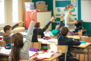 École Saint Jo Arras élèves lèvent le doigt